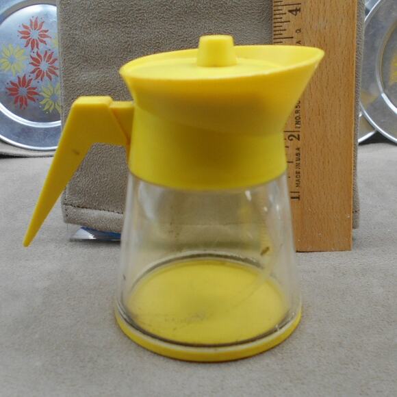 Vintage Aluminum Specialty Co./Chilton Yellow Coffee Pot, Tin Plates, & Cups - Picture 3 of 16